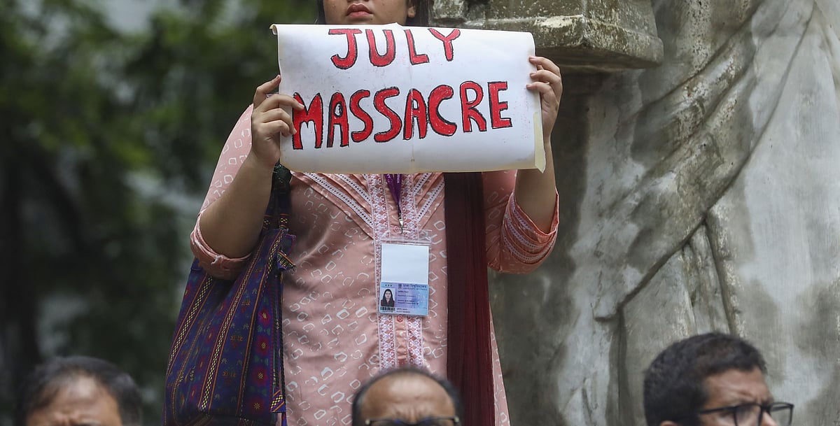 শিক্ষক–শিক্ষার্থীদের প্রতিবাদী সমাবেশ। ঢাকা বিশ্ববিদ্যালয়ে, বৃহস্পতিবার দুপুরে